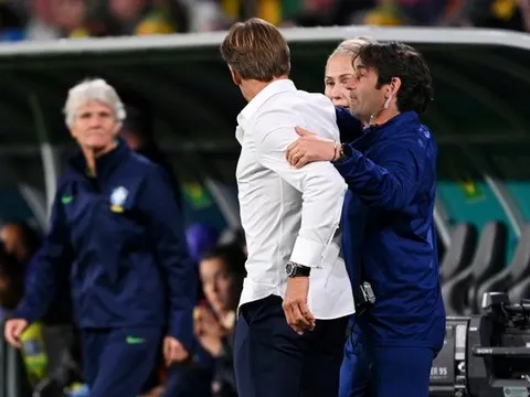 HLV nam của tuyển Pháp đòi tấn công đồng nghiệp nữ của Brazil