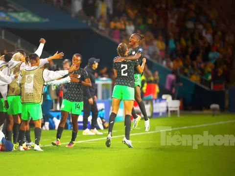 Đằng sau kỳ tích Nigeria là HLV 'bất tài to mồm', trợ lý chỉ đạo từ xa và các cầu thủ bị quỵt lương