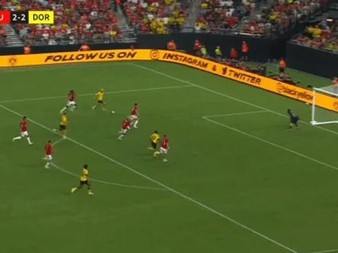Hậu vệ thay nhau mắc sai lầm, MU thua ngược Dortmund 2-3