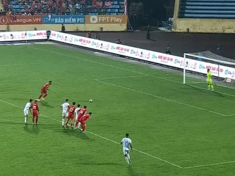 Được hậu vệ Nam Định 'tặng quà', CAHN tận dụng thời cơ bứt phá