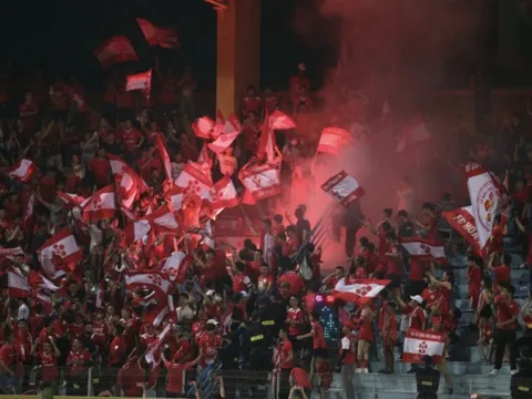 CĐV Hải Phòng đốt pháo sáng trên sân Hàng Đẫy, VFF ‘doạ’ xử nghiêm