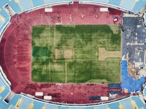 Hậu BlackPink, mặt cỏ xác xơ, rác ngập sân Mỹ Đình