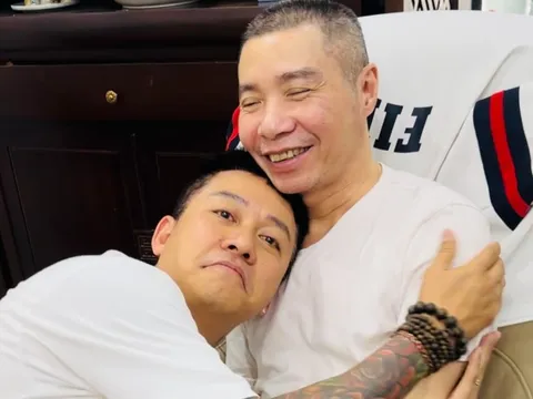 Showbiz 28/9: Tuấn Hưng tới thăm NSND Công Lý