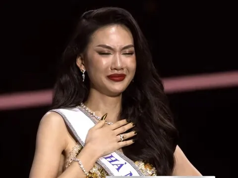 Khoảnh khắc Bùi Quỳnh Hoa vượt Hương Ly giành vương miện 2,1 tỷ đồng