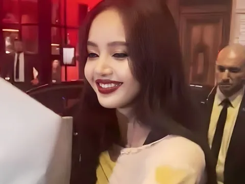 Cả nhà bạn trai tỷ phú đi xem Lisa (BlackPink) múa thoát y