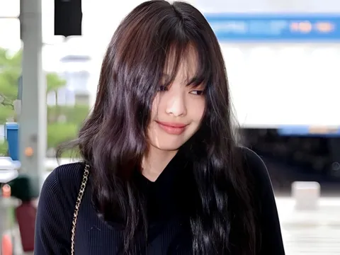 Jennie (BlackPink) bơ phờ giữa lúc Lisa bị chỉ trích diễn thoát y