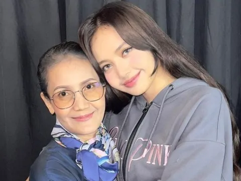 Mẹ Lisa phải xóa tài khoản mạng xã hội khi con gái bị chỉ trích diễn thoát y