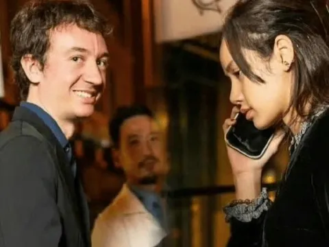 Lisa (BlackPink) vui chơi với bạn trai tỷ phú thâu đêm ở bar