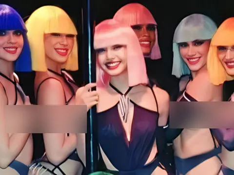 Lisa bị chỉ trích tình dục hóa phụ nữ vì màn lột đồ ở hộp đêm