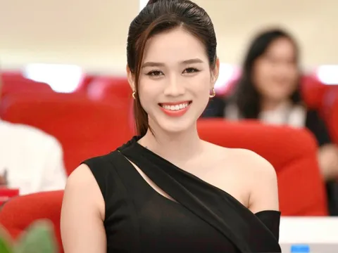 Hoa hậu Đỗ Thị Hà diện váy lệch vai quyến rũ dự họp báo Siêu cúp Quốc gia