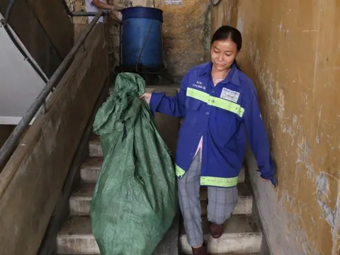 Theo chân nữ lao công ngày đi gom rác, tối hát phòng trà ở TPHCM