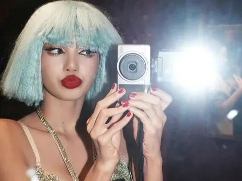 Lisa (BlackPink) bị yêu cầu gỡ mác thần tượng Kpop