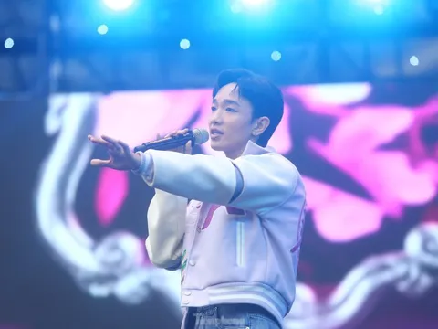 Hàng nghìn khán giả lạc giọng hô tên, hát 'Nàng thơ' theo Hoàng Dũng