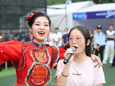 Hà Myo rủ sinh viên hát xẩm ở Ngày thẻ Việt Nam 2023 - Sóng Festival