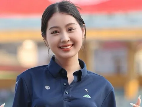 Hai người đẹp hoa hậu thu hút ánh nhìn trong trận Siêu cúp Quốc gia