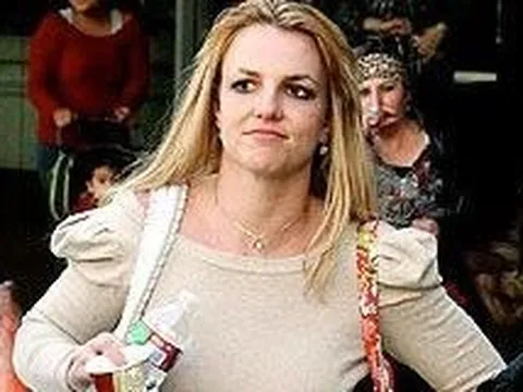 Britney Spears bị bắt trên phố