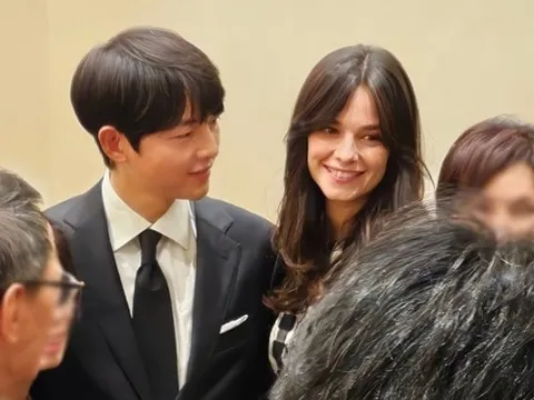 Khoảnh khắc Song Joong Ki và vợ Tây trong đám cưới em gái