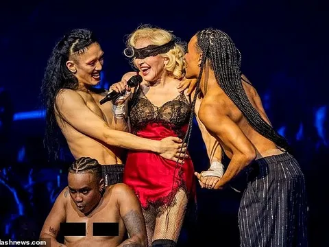 Khán giả phản cảm với màn biểu diễn gợi dục của Madonna