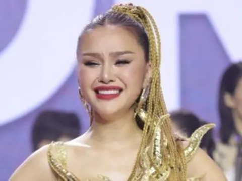 Thí sinh quỳ gối trên sân khấu sau khi giúp Lan Khuê đánh bại Thanh Hằng và Hồ Ngọc Hà