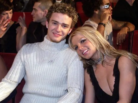 Hồi ký Britney Spears đắt hàng nhờ tiết lộ bí mật đau lòng