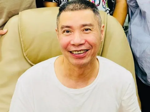 Showbiz 18/10: Tuấn Hưng, Hồng Diễm đến mừng sinh nhật NSND Công Lý