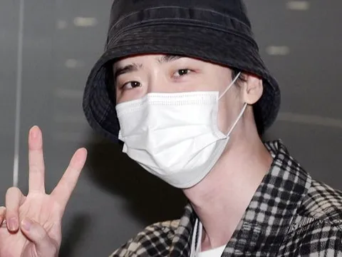 Tài tử Hàn đến TPHCM, fan vây kín chụp ảnh tại sân bay Tân Sơn Nhất