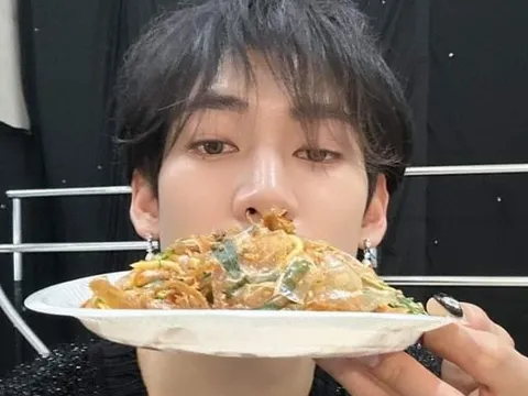 Sao Hàn tìm mua bánh tráng trộn, ăn phở lúc 4h sáng khi tới Việt Nam