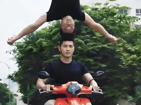 Clip Quốc Cơ - Quốc Nghiệp chồng đầu lái xe máy gây tranh cãi