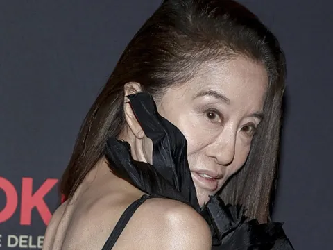 Sốc với khuôn mặt biến dạng và thân hình gầy gò của ‘nữ hoàng váy cưới’ Vera Wang