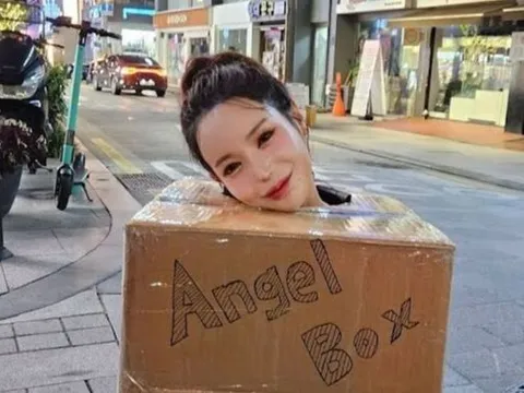 Giữa lúc bị điều tra, người mẫu yêu cầu đàn ông sờ ngực trên phố lại gây tranh cãi