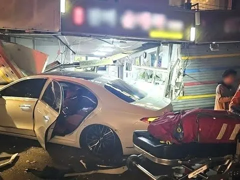 Nam ca sĩ để vợ cầm lái Mercedes-Benz gây tai nạn giao thông khiến 10 người bị thương