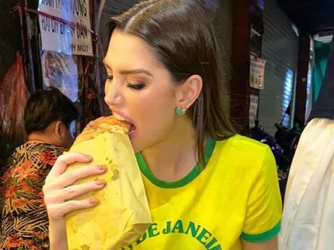 Hoa hậu đẹp nhất thế giới ăn bánh tráng nướng vỉa hè ở TPHCM