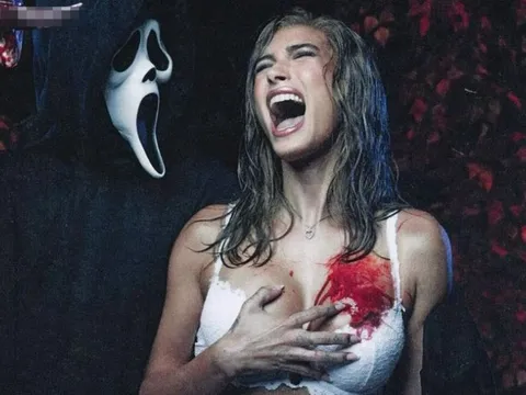 Ảnh nội y của vợ Justin Bieber trong dịp Halloween gây bão mạng