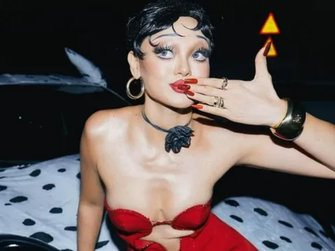 Sao Việt mặc váy cúp ngực, xẻ sâu ngày Halloween