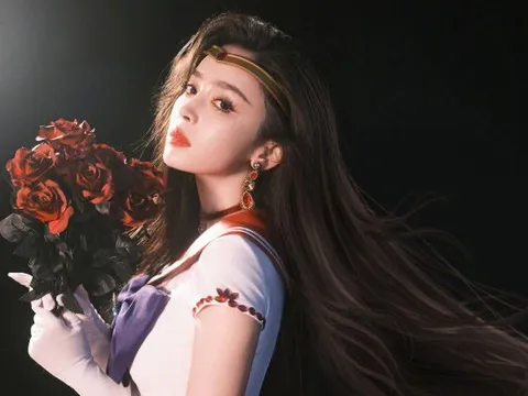 Cổ Lực Na Trát gây sốt với màn hóa thân thành Thủy thủ Sao Hỏa