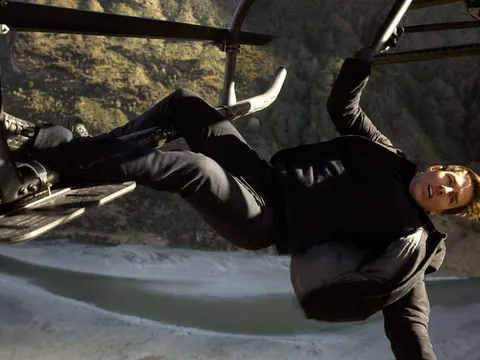 Tom Cruise vào trụ sở Scientology bằng trực thăng mặc đám đông biểu tình