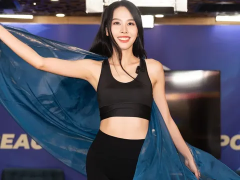 Á hậu Ngọc Hằng tập catwalk để thi Hoa hậu Liên lục địa