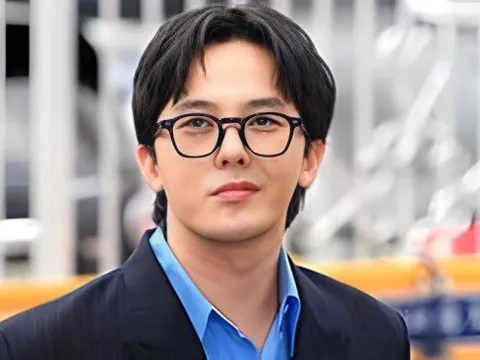 G-Dragon (Big Bang) cười khẩy khi trình diện tại Sở Cảnh sát