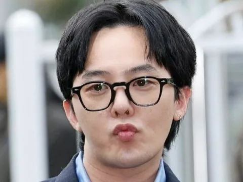 Cười khẩy và nhảy nhót ở đồn cảnh sát, G-Dragon bị chỉ trích ngạo mạn