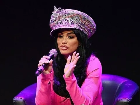 Thảm họa thẩm mỹ bị rò chất bơm vòng ba trên sân khấu