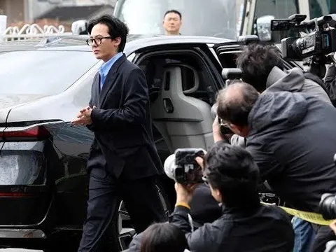Xe sang chở G-Dragon đến trình diện cảnh sát cháy hàng