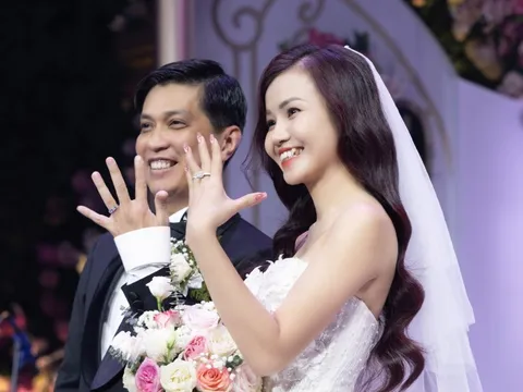 Con trai hát trong lễ cưới lần hai của Sao mai Tuấn Anh