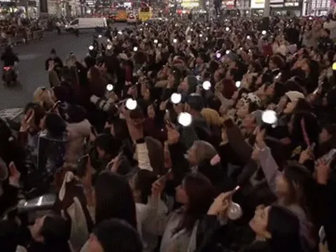 Biển người tụ tập tại quảng trường thời đại xem Jungkook (BTS)