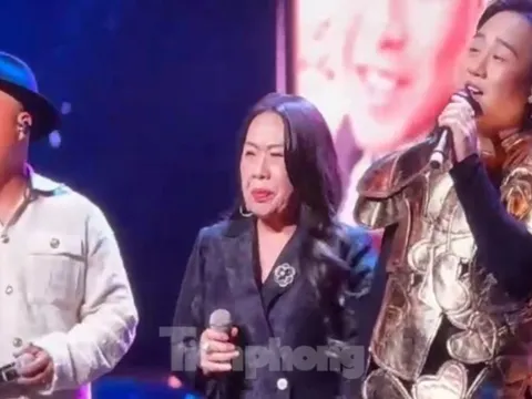 Trung Quân cùng mẹ và anh trai hát trước 10.000 khán giả Hà Nội