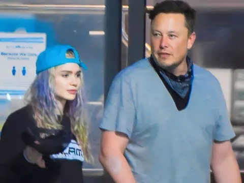 Bạn gái cũ thuê 4 người kiện Elon Musk