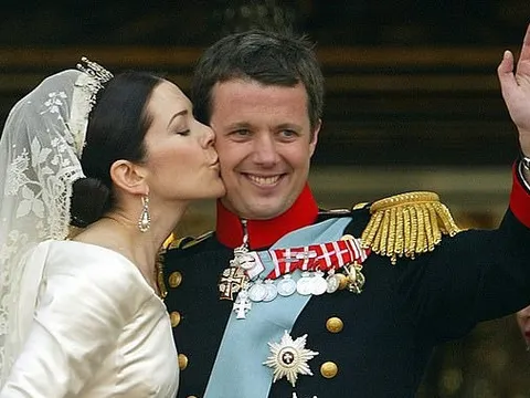 Trước khi lộ loạt ảnh làm rung chuyển Hoàng gia, Thái tử Đan Mạch và vợ có mối tình cổ tích