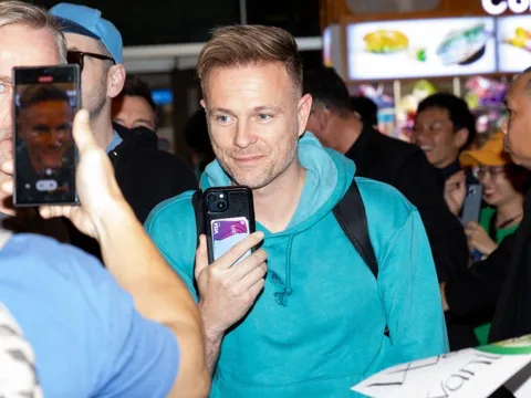 4 thành viên Westlife đổ bộ xuống sân bay Tân Sơn Nhất