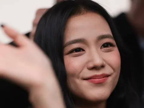 Hành động bất ngờ của Jisoo (BlackPink) khi gặp Vua Charles