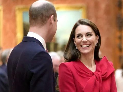 Khoảnh khắc của William và Kate gây bão mạng