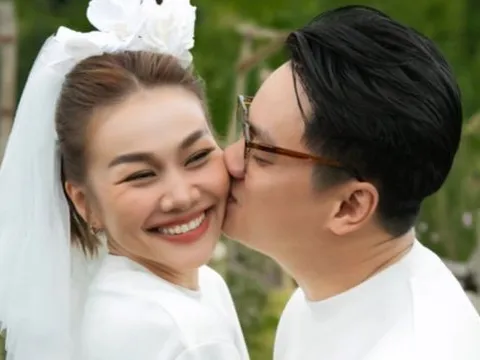 Showbiz 22/11: Nhạc trưởng Trần Nhật Minh vác Thanh Hằng lên vai